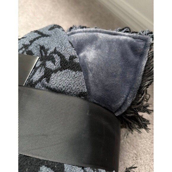 1-NWT CYNTHIA ROWLEY Black/Gray Jacquard | Mercari NEW Cynthia Rowley Full/Queen Halloween Jacquard Knit Cozy Blanket Black & Gray